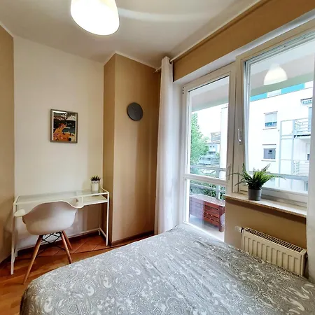 Okrzei 12 アパート